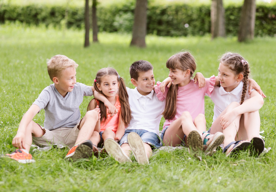 Jaka jest różnica między kolonią a obozem młodzieżowym?